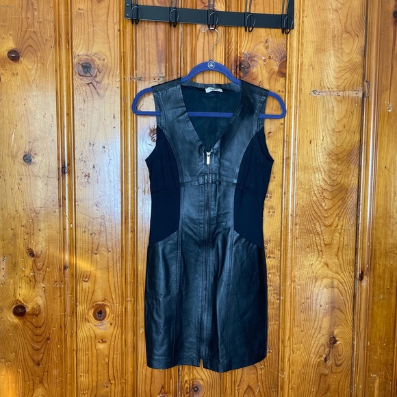 Neiman Marcus Leather Paneled Sleeveless Mini Dress with Pockets - Picture 1 of 11